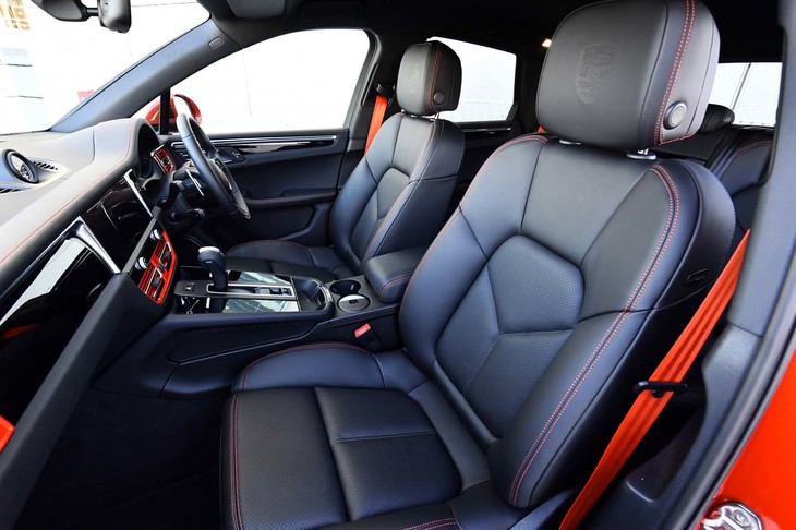 14Way電動調節機構付きのコンフォートシート（オプション）。ヘッドレスト部に見えるエンブレムのエンボス加工もオプション扱い。