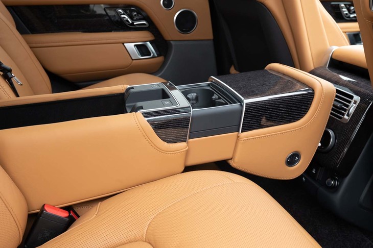 リアのセンターアームレストはご覧の通りの存在感。展開後にスイッチ操作で引き延ばすとカップホルダーが姿を現す。