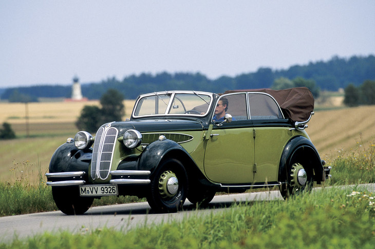 1936年にデビューした「326」。同車により、BMWは念願の大型高級車市場への参入を果たした。