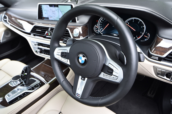 ステアリングホイールの左側スポークにはACCの操作スイッチ類が、とても使いやすく配置されている。