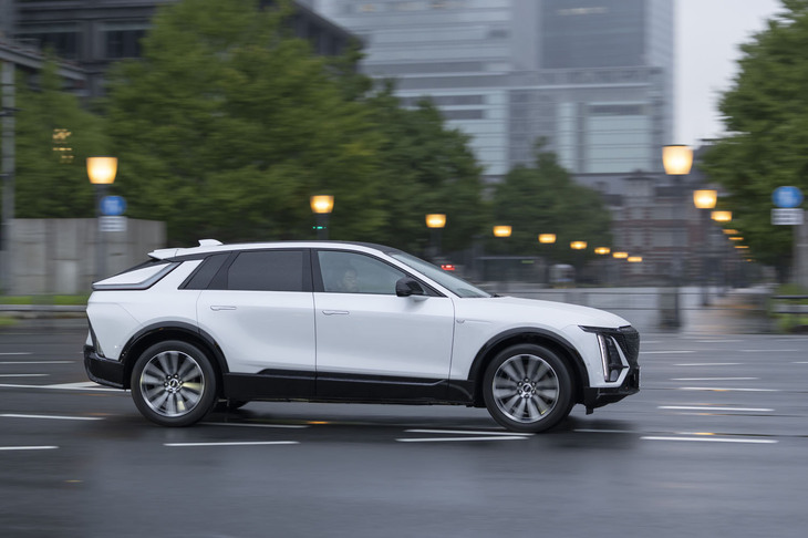 徹底的に追求された車内の静粛性も「リリック」の特徴。フロント／サイドウィンドウが2重ガラスとなっているほか、リアにも5mm厚の強化ガラスを採用。ドアには3重のリーシングが施されている。