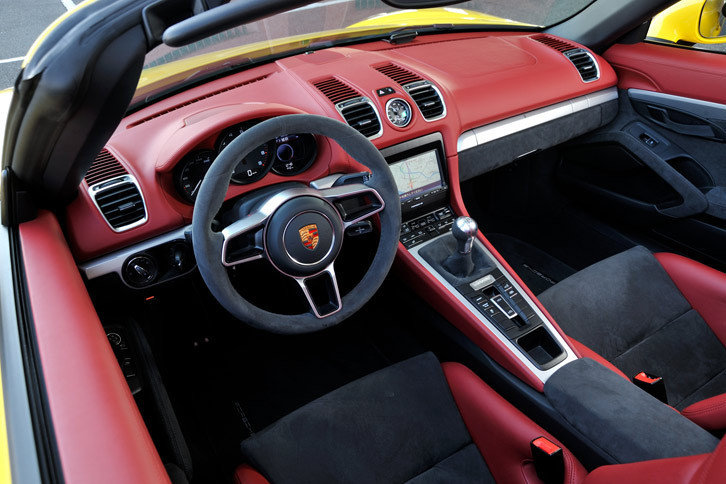 テスト車のインテリアにはオプションの「スパイダー・クラシックインテリア」が採用されており、各所に赤いレザーが用いられていた。