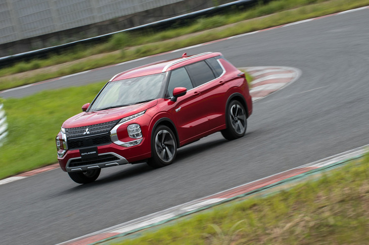 車両の基本的なつくりは、ルノー・日産・三菱アライアンスで共用する新型プラットフォームに、三菱独自の2モーター＋1ジェネレーター式のプラグインハイブリッドシステムを搭載したものだ。