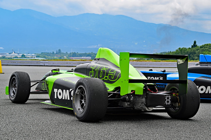 触り慣れていないためまるでサイズ感が分からないが、全長×全幅×全高＝4340×1738×950mmと意外にコンパクトだ。