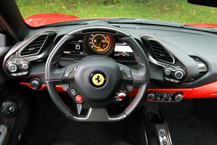 マネッティーノは従来どおりステアリングホイールの右下に備わる。左下の赤いボタンはエンジンスタート＆ストップ用。