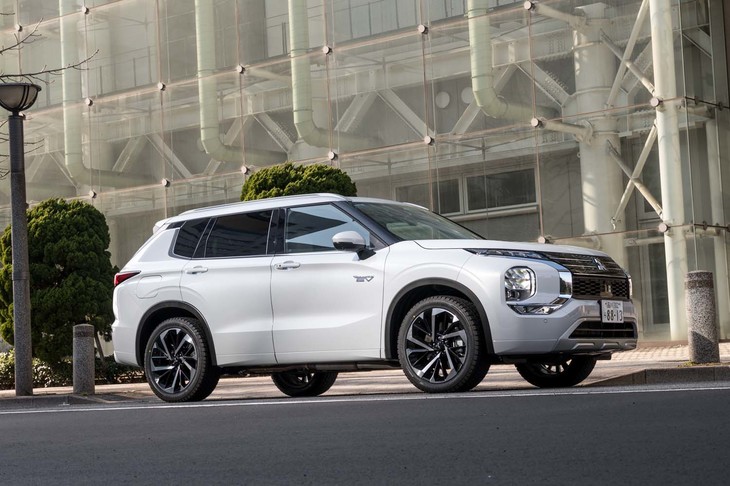 2021年10月28日の受注開始から約3カ月で1万台以上のオーダーがあったという新型「三菱アウトランダー」。先代モデルの年間最高販売台数1万1000台を軽々と上回る勢いで売れている。