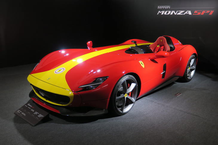 ここからは2018年9月にデビューした単座のスポーツカー「フェラーリ・モンツァSP1」（写真）と、複座の「モンツァSP2」を紹介。往年のレースカーを思わせるスタイリングと最新のスポーツカー技術を併せ持つスペシャルモデル「Icona（イーコナ）」シリーズの第1弾である。