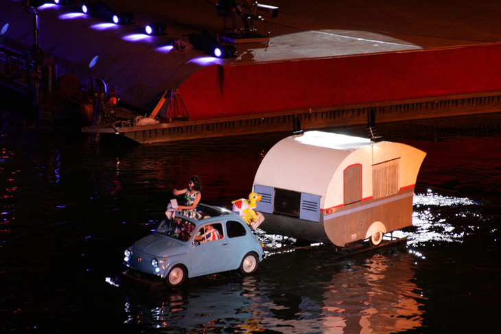 デメオ氏がその存在を自動車界に知らしめたのは、2007年7月の「フィアット500」の華やかな発表会だった。ポー川を舞台にさまざまなシーンが展開された。