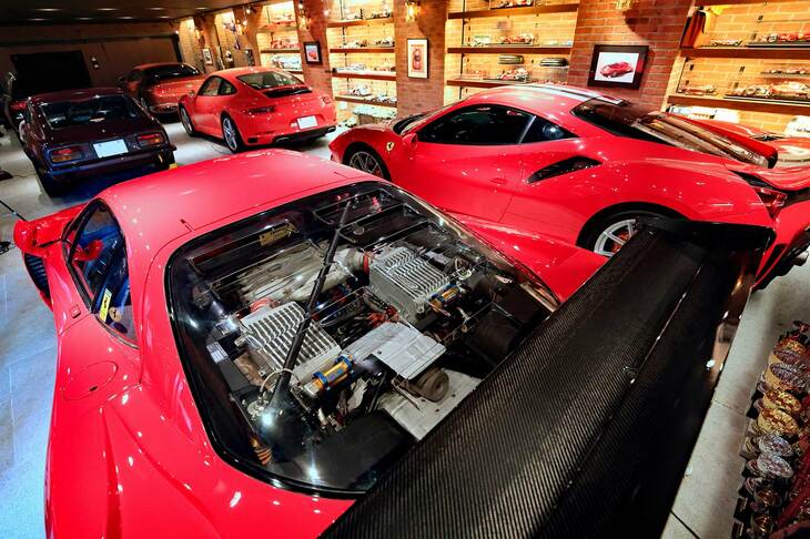 ずらりと6台のクルマが並ぶ。手前は言わずと知れたF40。