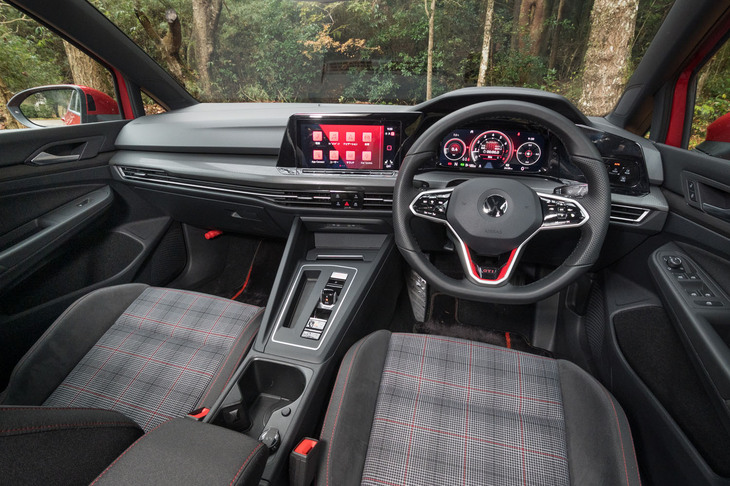 各所に独自の意匠が取り入れられた8代目「ゴルフGTI」のインテリア。同車は2020年春にオンラインで世界初公開された。