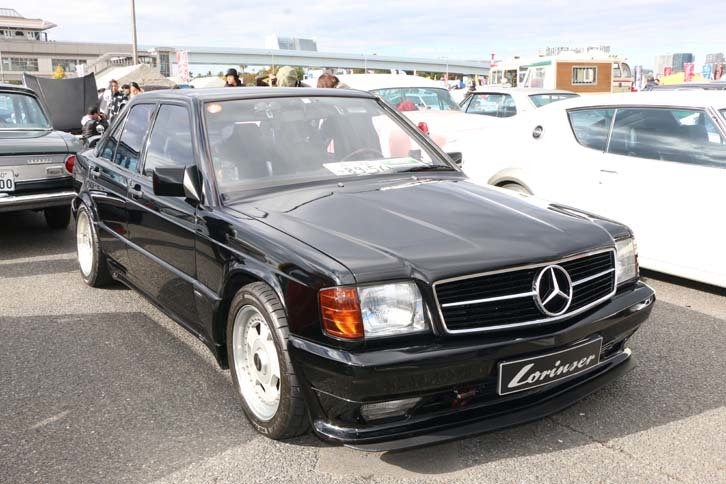 バブルの象徴のひとつでもあった“小ベンツ”こと、「メルセデス・ベンツ190E」。それをベースとしたコンプリートカーが、「メルセデス・ベンツ・ロリンザー190E 3.0」だ。190Eに、3リッターエンジンを搭載。日本にはわずか3台のみが導入されたという。
