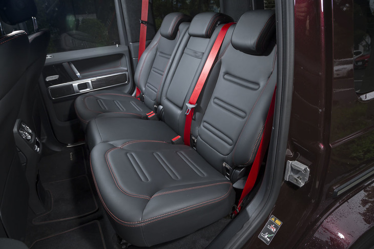 後席は6：4の分割可倒式。中央席の背もたれ部分には長尺物を積むためのスキーホールが備わる。赤いシートベルトはセットオプション「AMGライン」に含まれるもの。