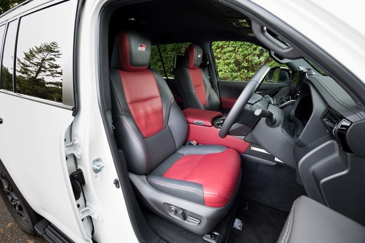 ヘッドレストに「GR」ロゴを備えた本革シート。ブラック一色のタイプも選択できる。
