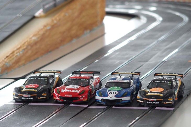 キッズ向けと銘打たれていたが、ピットに用意されていたスロットカーは本格的なものだった。子供そっちのけで、大人が熱くなるシーンも。