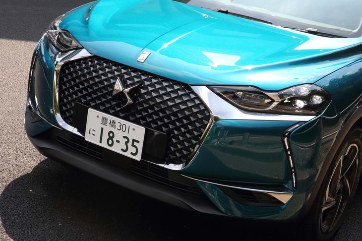 「彫刻が、動き出す」と説明されるエクステリア。ボンネットやサイドパネルにプレスラインをふんだんに用いることで、全体にゴツゴツとしたつくりとなっている。