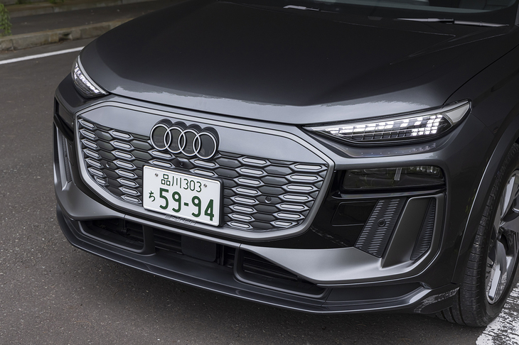 切り立った断面と大きなグリル（パネル）、細長のヘッドランプの相乗効果でフロントマスクは非常に厚みがある。