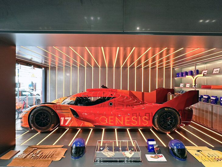 ラルスミアーニのブティック内で。展示車は世界耐久選手権（WEC）に2026年から参加しているジェネシスの競技車両「GMR-001ハイパーカー」である。