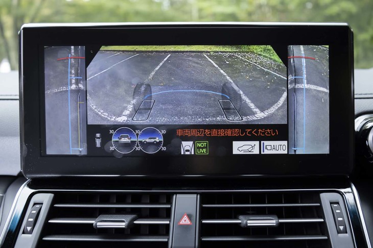 センターディスプレイにはボンネットを透かしたような合成映像を映し出せる。