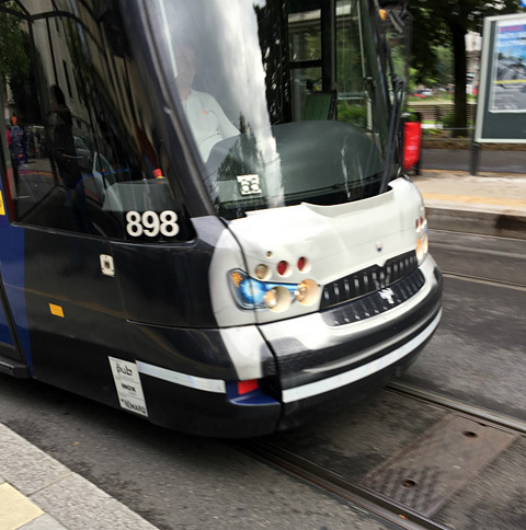 マセラティのエンブレムである三叉槍（さんさそう）印のステッカーを貼る人は見たことがないが、こんな例を最近目撃した。市電に貼られたマセラティ販売店のラッピング広告。フロントマスクがマセラティに！　ジュネーブにて2016年6月撮影。