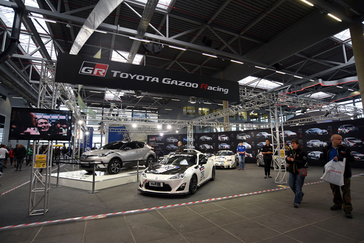 屋内展示施設“ring werk”にも、自動車メーカーがブースを出展。さながらモーターショーのような雰囲気だ。レース観戦に訪れた人たちは、レーシングカーやベース車両などニュル24時間にまつわるモデルを、興味津々の様子で眺めていた。