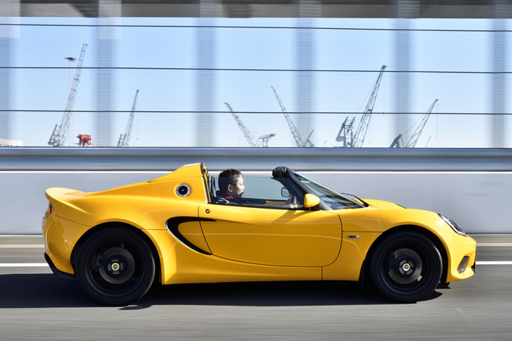 今回のテストでは、100kmほどの山岳路を含む310kmあまりを走行。24.6リッターのハイオクガソリンを消費し、満タン法で12.8km/リッターの燃費を記録した。