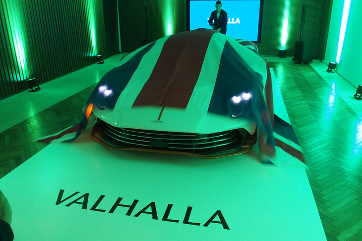 「アストンマーティン・ヴァルハラ」のアンベール。