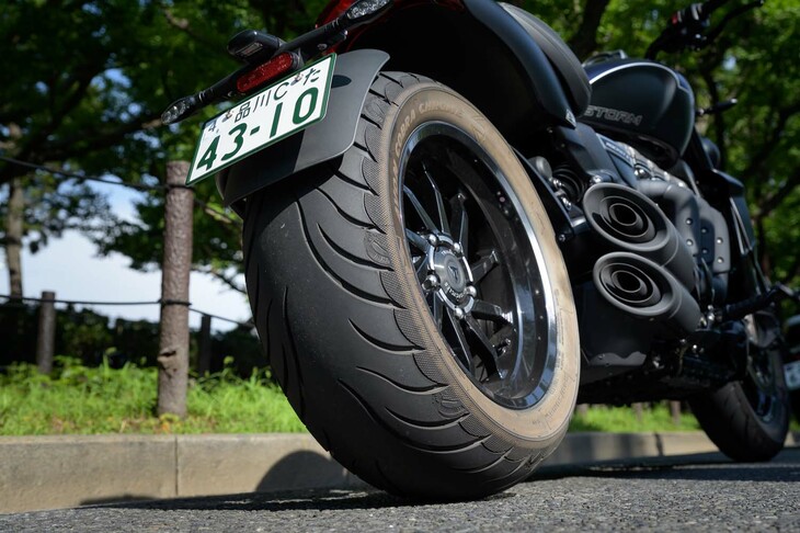 タイヤサイズは、前が150/80R17、後ろが240/50R16。英エイボンの高性能クルーザー向けタイヤ「コブラクローム」が装着される。