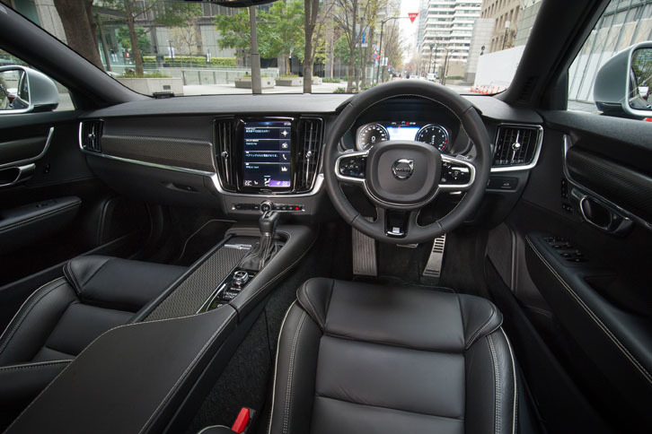 スポーティーさが強調されたインテリア。インストゥルメントパネルにカーボンの加飾が施されるなど、室内全体がブラック基調の仕上げとなる。ステアリングホイールは、パーフォレーテッド（穴あき）加工が施されたファインナッパレザー製。