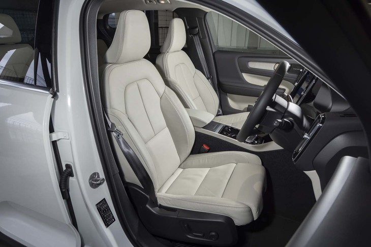 BEVではインテリアのレザーフリー化を進めるボルボだが、ガソリンエンジン車では本革シートが健在。ヒーターも付いている。