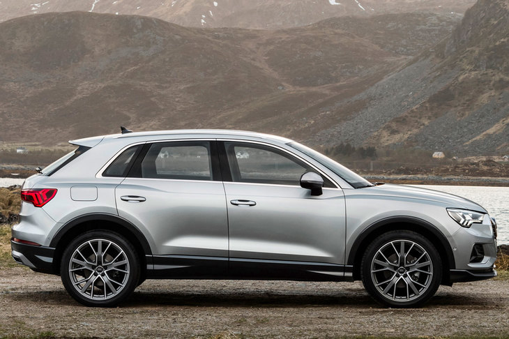 「アウディQ3」のサイドビュー。ガラスエリア後端の処理にご注目。