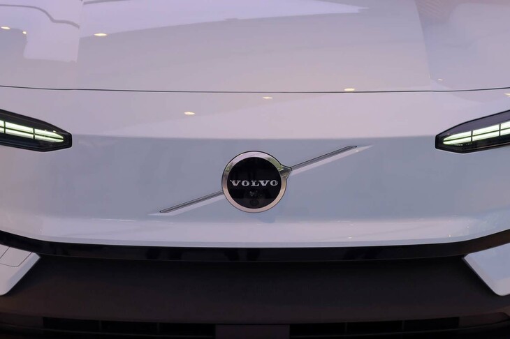 ボルボEX30ウルトラ シングルモーター エクステンデッドレンジ（フロントのエンブレム）