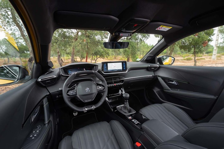 インテリアは「3D iコックピット」のコンセプトでデザインされている。（写真は欧州仕様車）