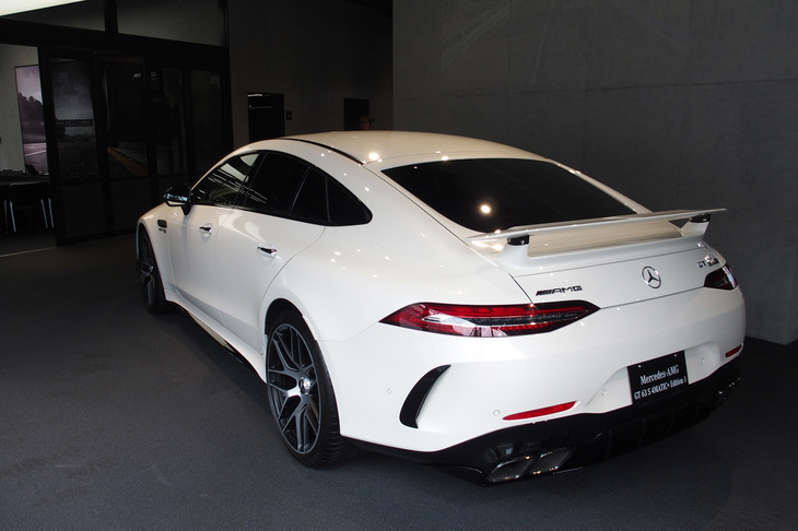 「AMG GT」シリーズ第3弾として登場した「AMG GT 4ドアクーペ」。2019年1月に千葉・幕張で開催された東京オートサロンにサプライズ参考出展された。