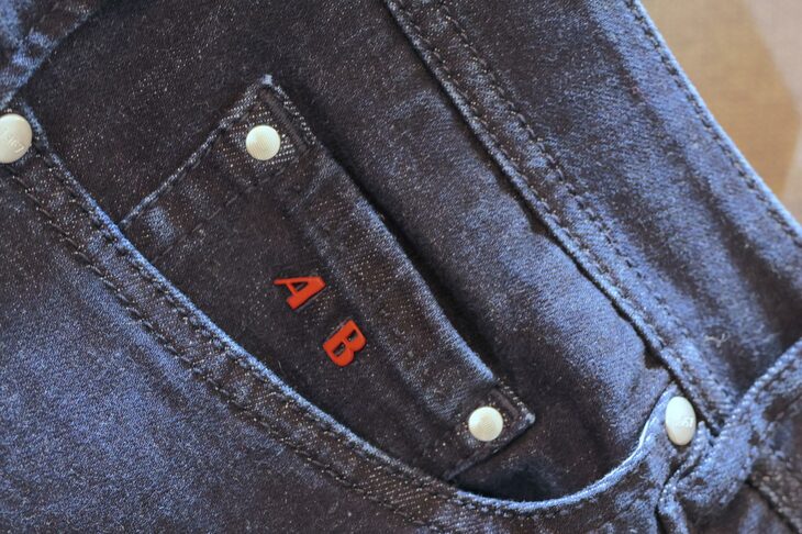 コインポケットにはトラマロッサの他の商品同様、顧客のイニシャルを入れることができる。リベットの一部には、トラマロッサの創業年である1967の数字が刻印されている。