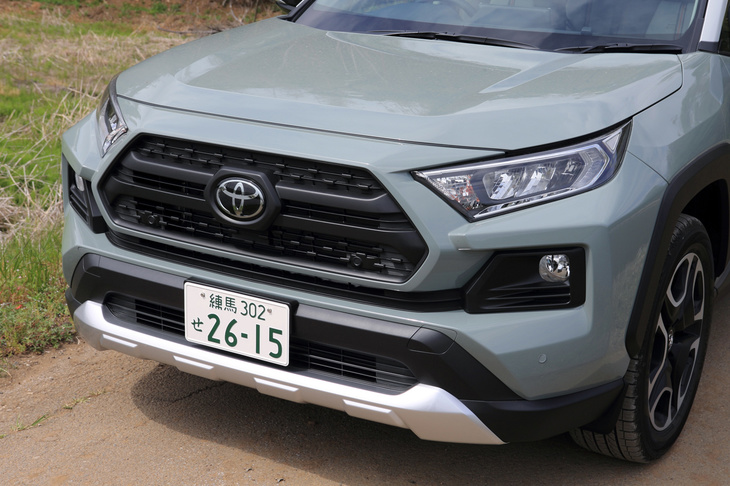 オフロードを想起させる外観デザインも「アドベンチャー」の特徴。専用デザインのバンパーやグリルが備わるほか、スキッドプレートやフェンダーアーチモールもより大型となっている。