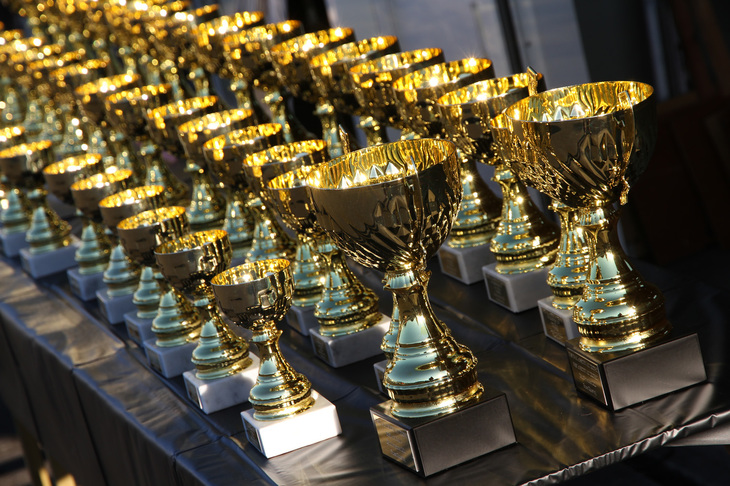 各レース、クラスの1～3位入賞者に贈られるカップ。