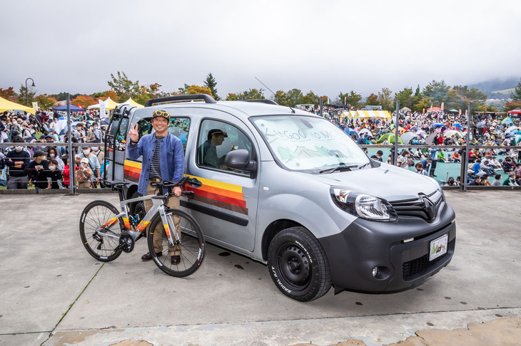 安田大サーカスの団長安田さんの愛車である「カングー」と、こだわりのアイテムでカスタマイズされた特別仕様のロードバイク。コーディネートされたカラーリングに注目。