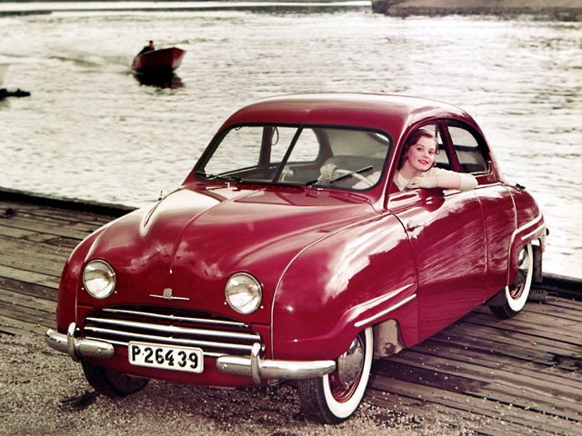 「92001」「92002」という2台の試作車を経て、1949年8月に登場した「サーブ92」。エンジンとトランスミッションをフロントに横置き搭載した、FF車だった。