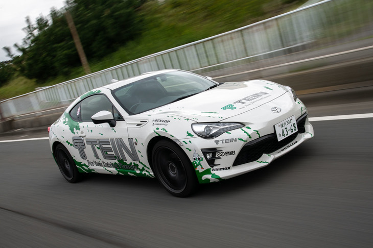 「エンデュラプロ プラス」が装着された「トヨタ86」。