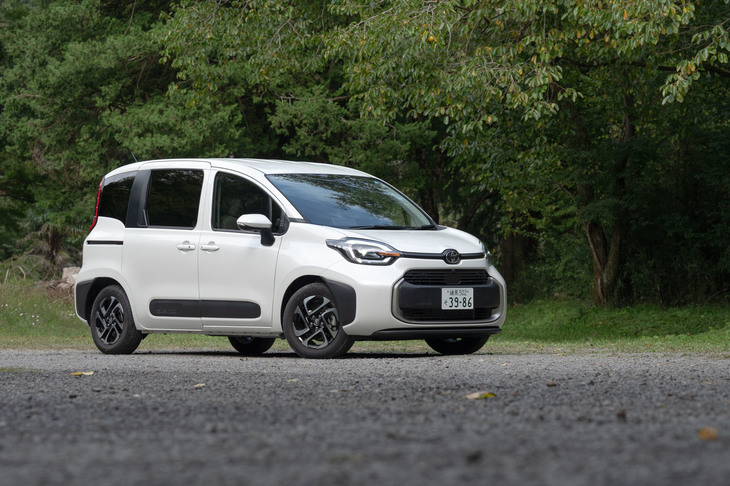 従来型からデザインが一新されたエクステリア。ボディーカラーにもビビッドな色はなく、全体的に落ち着いたイメージとなった。