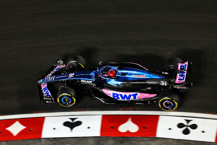 アルピーヌの2台は、予選と決勝でハッキリと明暗が分かれた。予選で好調だったのはピエール・ガスリーで5番手タイム、サインツJr.の降格ペナルティーで4番グリッドを獲得。一方エステバン・オコン（写真）はトラフィックに阻まれるなどしQ1敗退で17位、ランス・ストロールが黄旗追い越しの5グリッド降格ペナルティーを受け16番グリッドに沈んだ。レースではガスリーが4位をキープするも、履き替えたハードタイヤに苦しみずるずると後退、結果11位。オコンはといえば、スタートで一気に8位までジャンプアップ、チームメイトとは対照的にタイヤをうまく手なずけることに成功し4位でフィニッシュ、12点を手にした。最終戦を残し、アルピーヌは孤独なランキング6位につけており、これは昨季よりも2つダウンしたことになる。（Photo=Alpine F1）