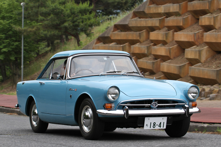 「サンビーム・アルパインV」。英ルーツグループが小型ワゴン「ヒルマン・ハスキー」のプラットフォームを使って1959年にリリースしたライトウェイトスポーツ。この個体は1967年式の最終型で、すばらしいコンディションだった。