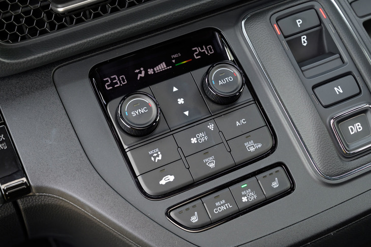 空調では、車内の空気を清浄に保つ「Clean Air」機能を全車に採用。「スパーダ」系のグレードには3ゾーンのフルオートエアコンが装備される。