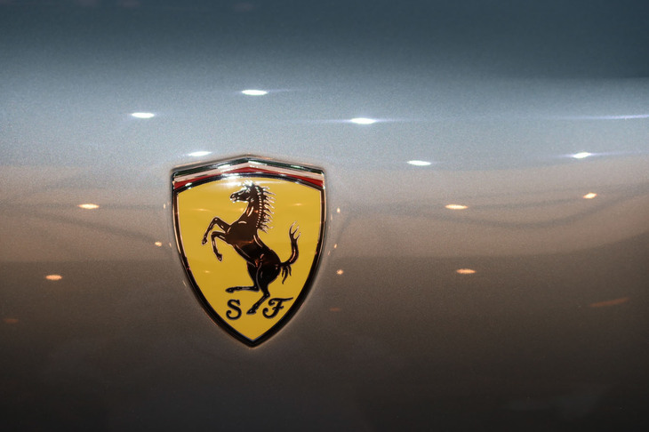 フェラーリ12チリンドリ（フロントフェンダーのエンブレム）