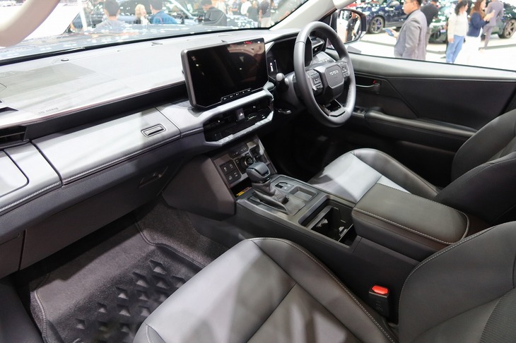 インテリアも直線基調のモダンなデザインに。メーターも液晶式に変わっている。