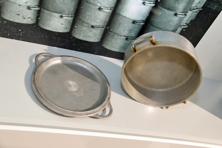 ふたに付いた取っ手の処理などは、とても耐乏期の製品とは思えない。