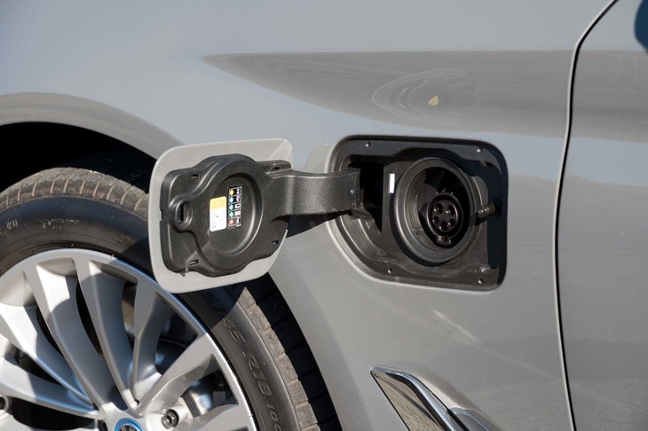 駆動用リチウムイオンバッテリーの容量は10.8kWh。急速充電には対応しておらず、普通充電のソケットが左のフロントフェンダーに備わっている。