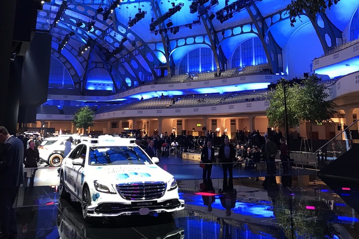 ダイムラーとボッシュが開発した、自動運転ライドシェアの実証実験用車両。