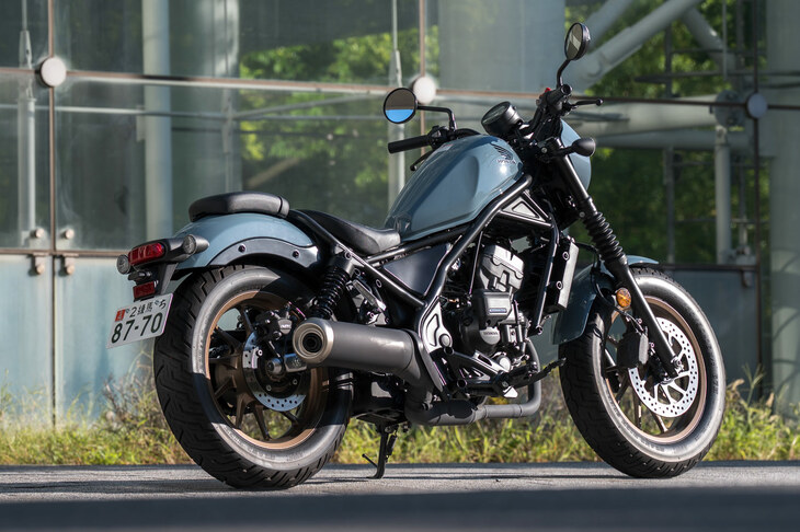 軽二輪の販売ランキングで7年連続トップに輝くなど、根強い人気を誇る「ホンダ・レブル250」。2025年1月の仕様変更で、ラインナップに「E-Clutch」搭載車が追加された。