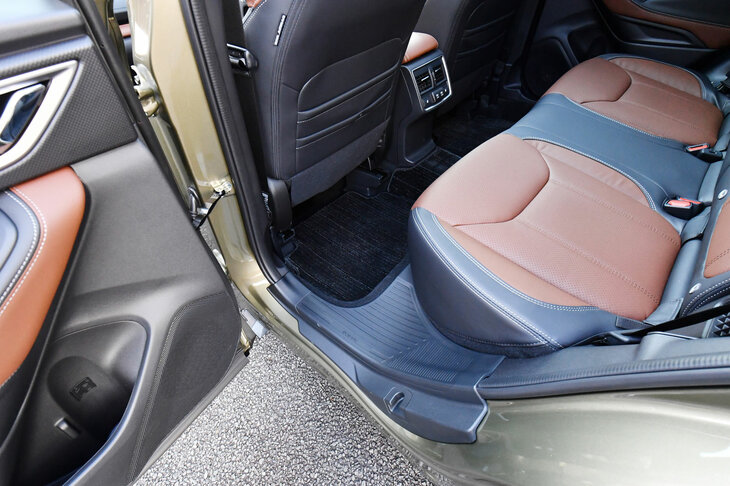 「フォレスター」のドアはボディー下端までカバーしており、悪路や雪道を走行してもドアシルが汚れにくい。乗降時に衣服を汚す心配が少ないのだ。（写真：田村 弥）